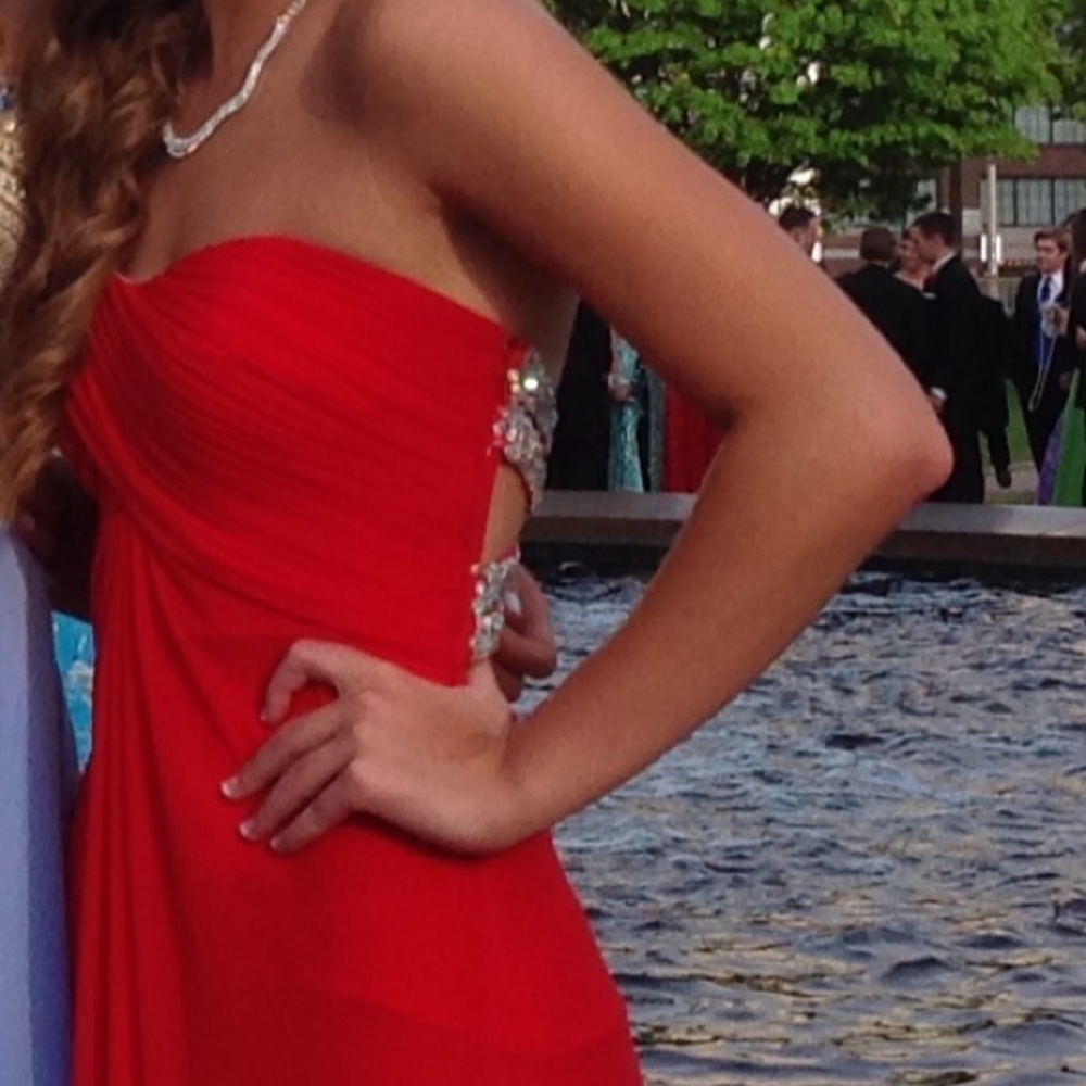 Gorgeous back with criss-cross gemstone design.